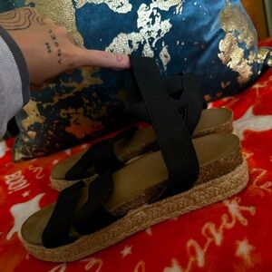 🎁 wedge sandals 🤍